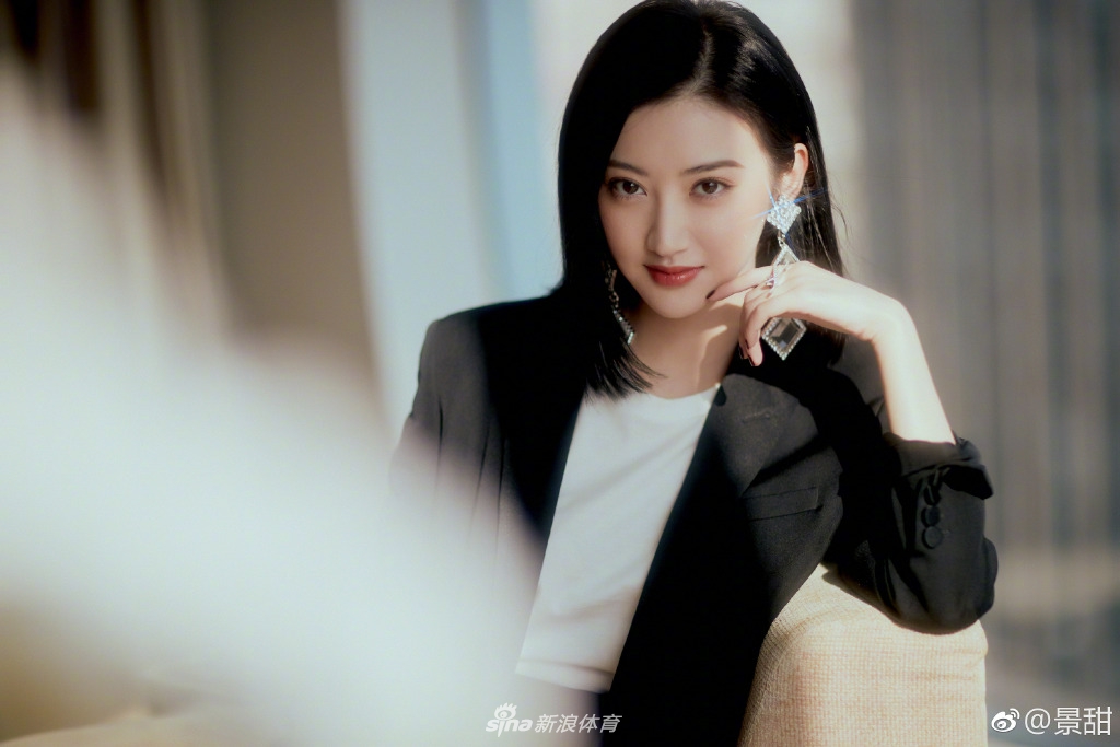 张继科女友景甜微博发美照 甜美系御姐上线