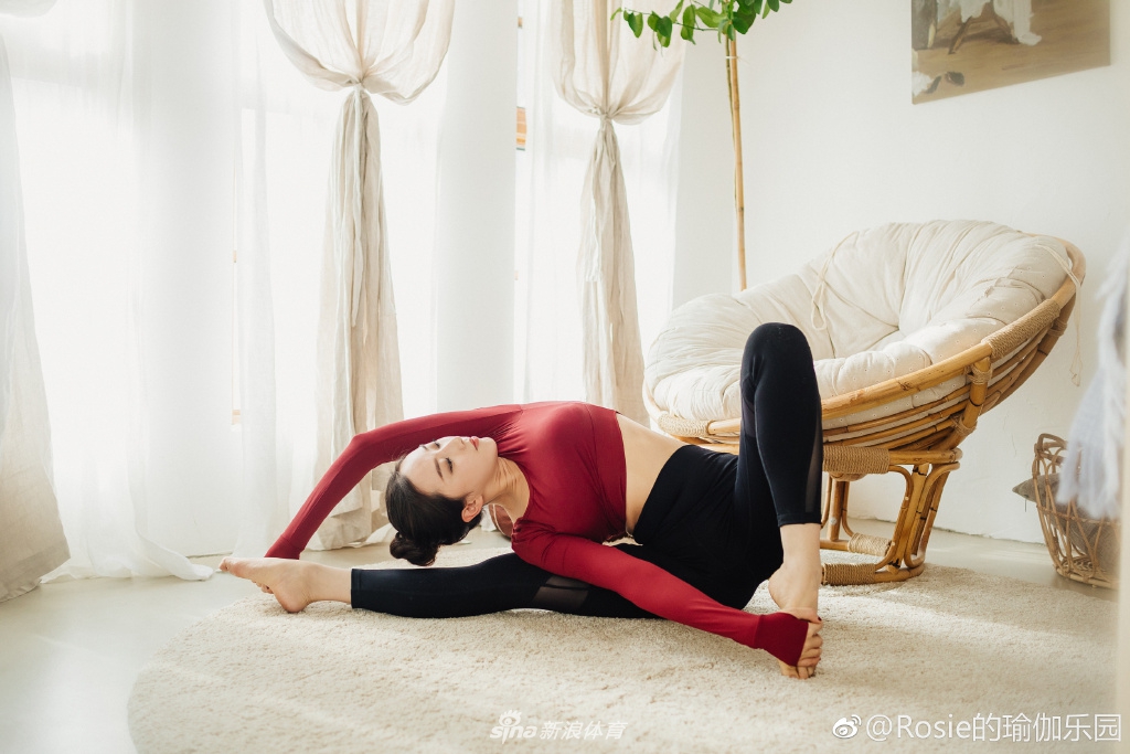 瑜伽美女导师教你收腰瘦腿 身材好到没朋友