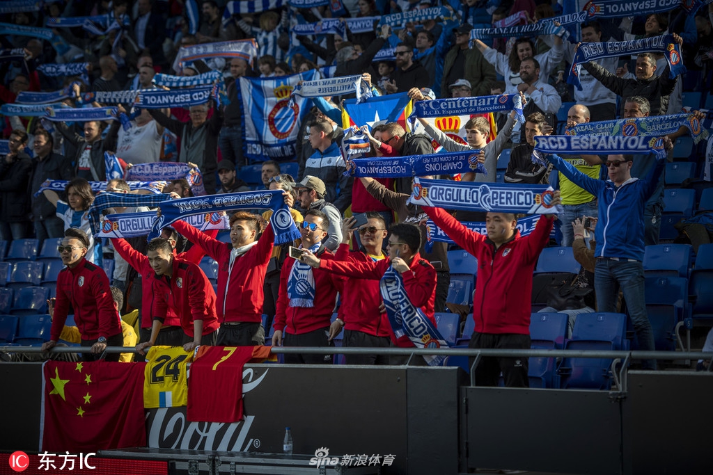 中国球迷现场为武磊助威