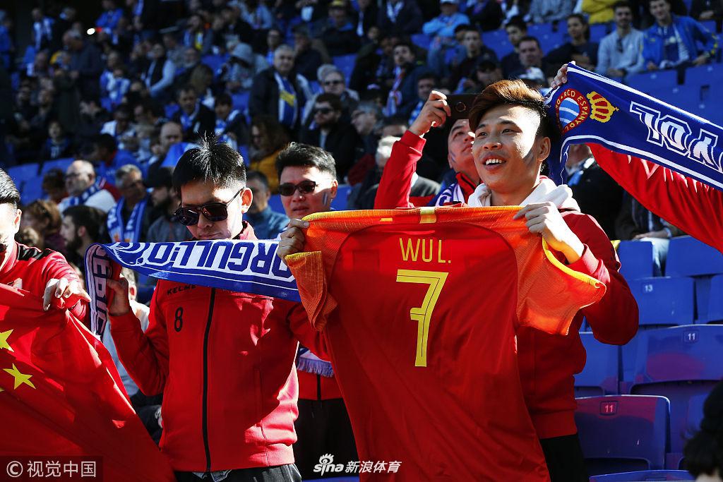 中国球迷现场为武磊助威