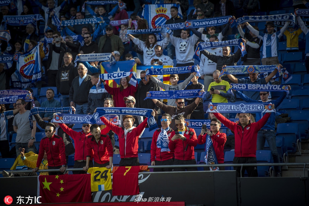 中国球迷现场为武磊助威