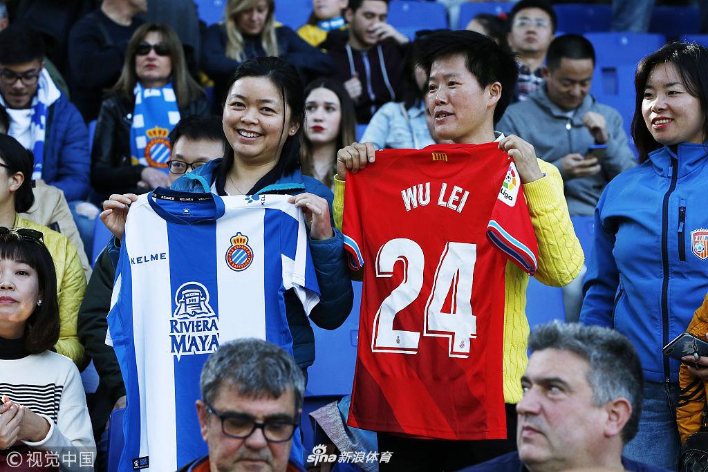中国球迷现场为武磊助威
