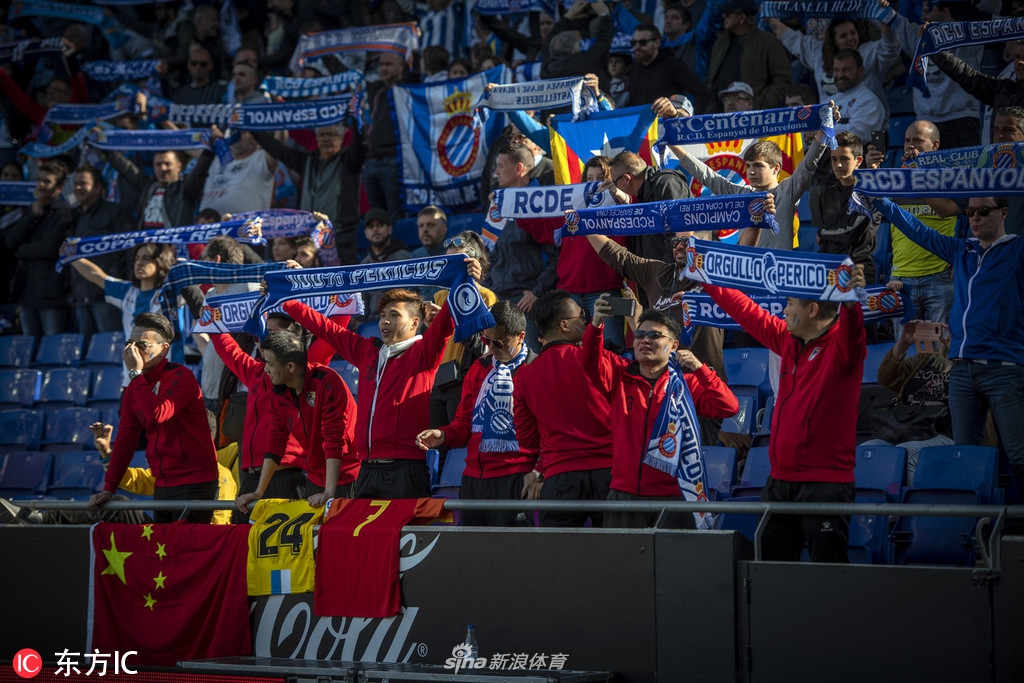 中国球迷现场为武磊助威