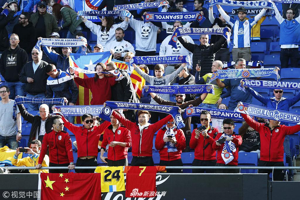 中国球迷现场为武磊助威