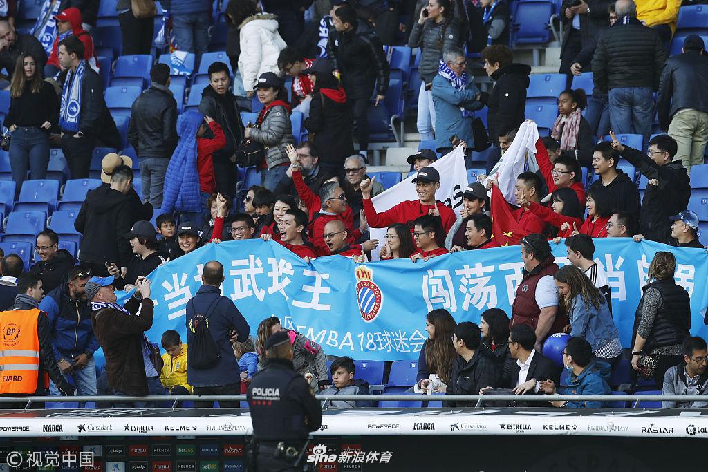 中国球迷现场为武磊助威