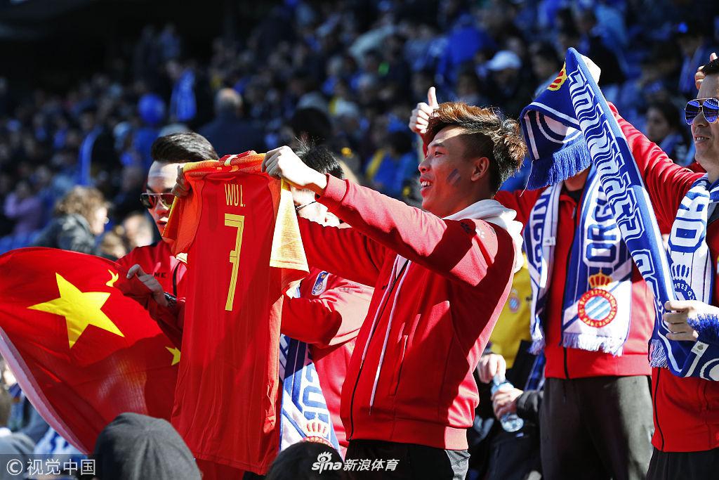 中国球迷现场为武磊助威