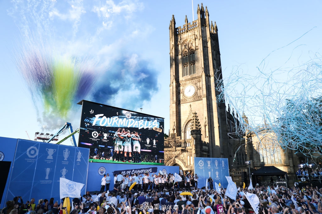 曼城夺冠庆典全城巡游 曼彻斯特被蓝色笼罩