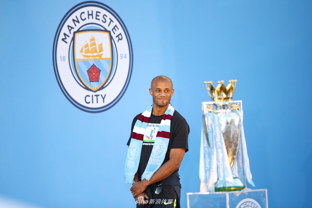 曼城夺冠庆典全城巡游 曼彻斯特被蓝色笼罩