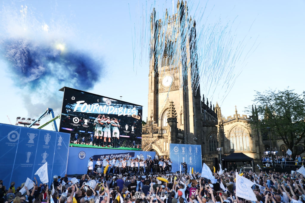 曼城夺冠庆典全城巡游 曼彻斯特被蓝色笼罩