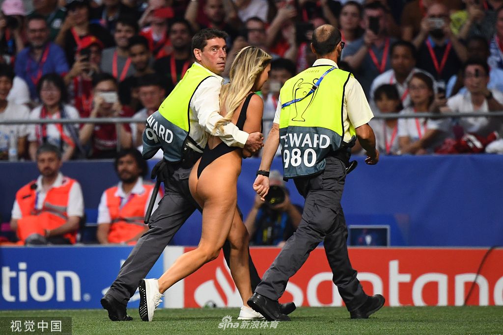 暴露女球迷乱入欧冠决赛