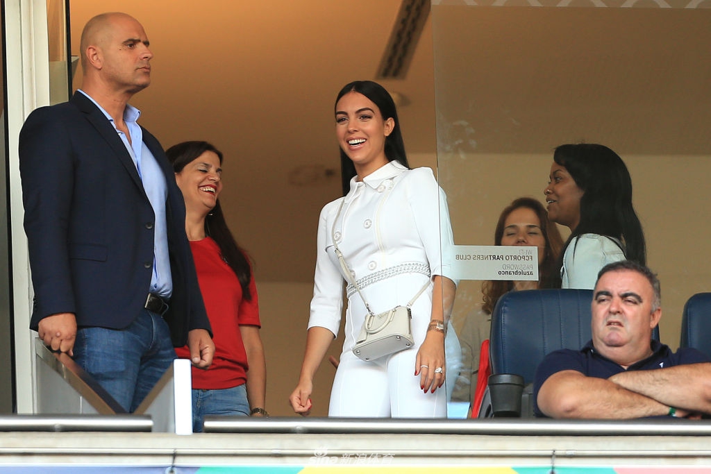 C罗女友乔治娜现场助阵 这一身打扮什么水平