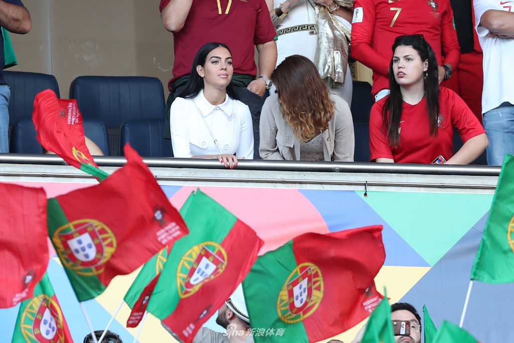 C罗女友乔治娜现场助阵 这一身打扮什么水平