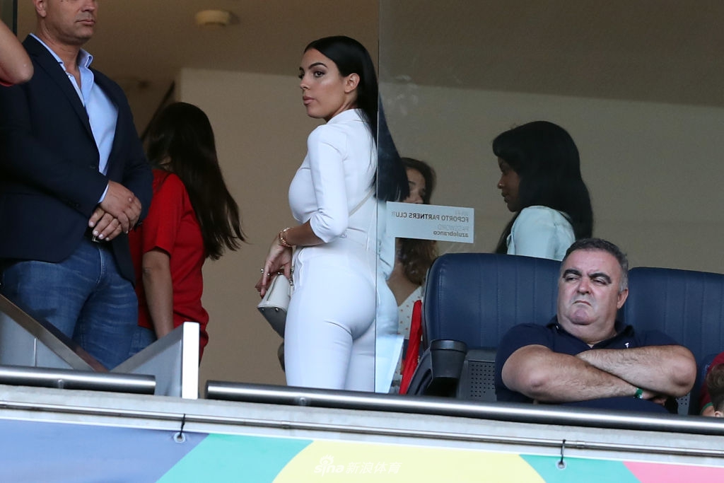 C罗女友乔治娜现场助阵 这一身打扮什么水平