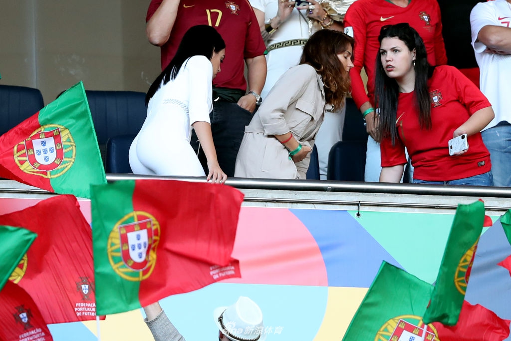 C罗女友乔治娜现场助阵 这一身打扮什么水平