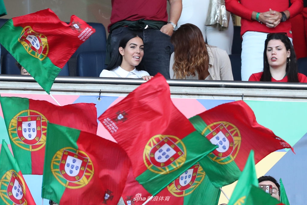 C罗女友乔治娜现场助阵 这一身打扮什么水平