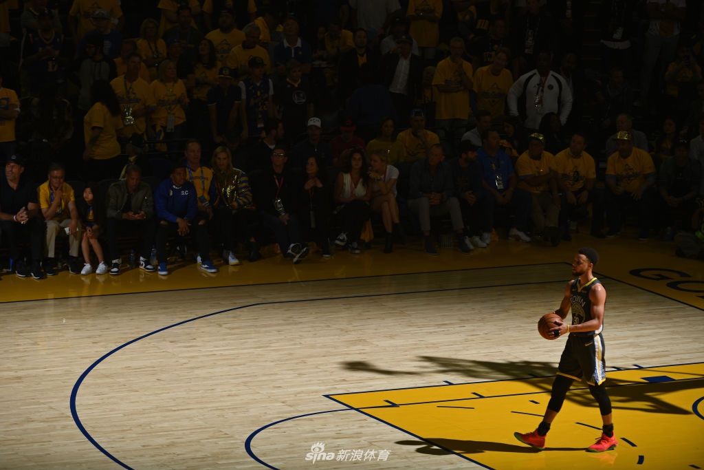 三连冠梦碎!苦涩!库里在自己主场目送对手夺冠