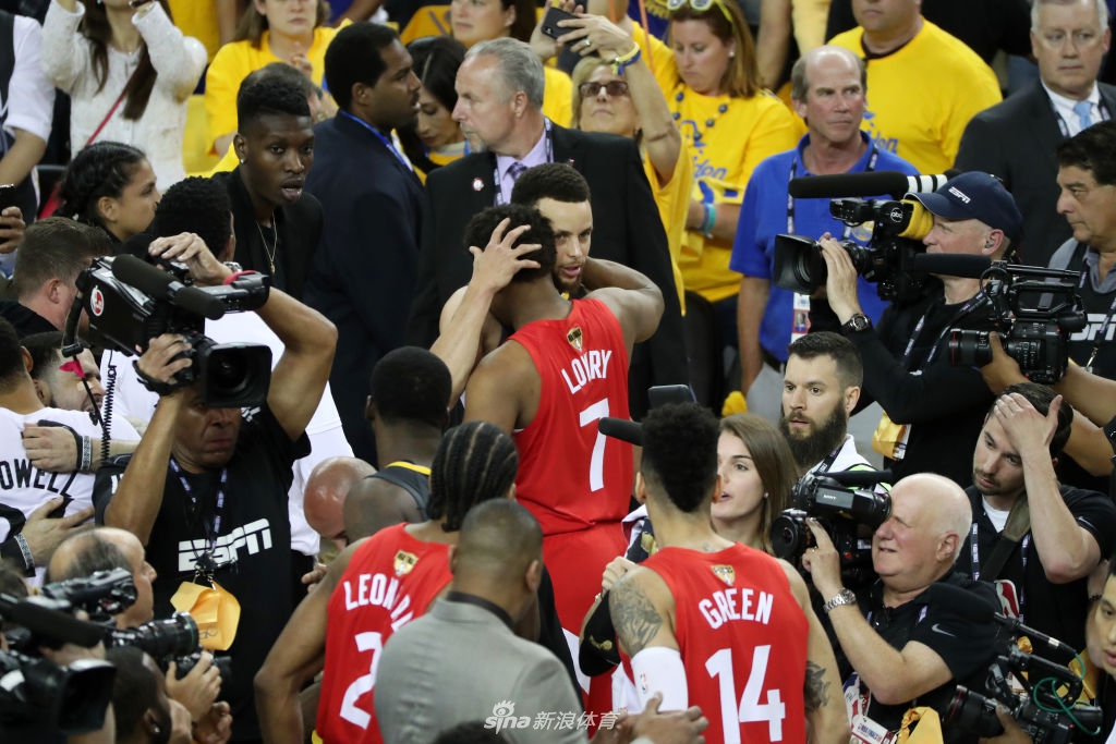 三连冠梦碎!苦涩!库里在自己主场目送对手夺冠