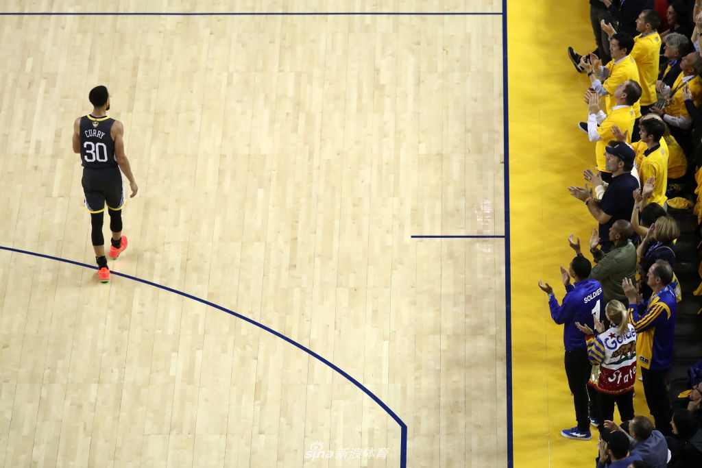 三连冠梦碎!苦涩!库里在自己主场目送对手夺冠