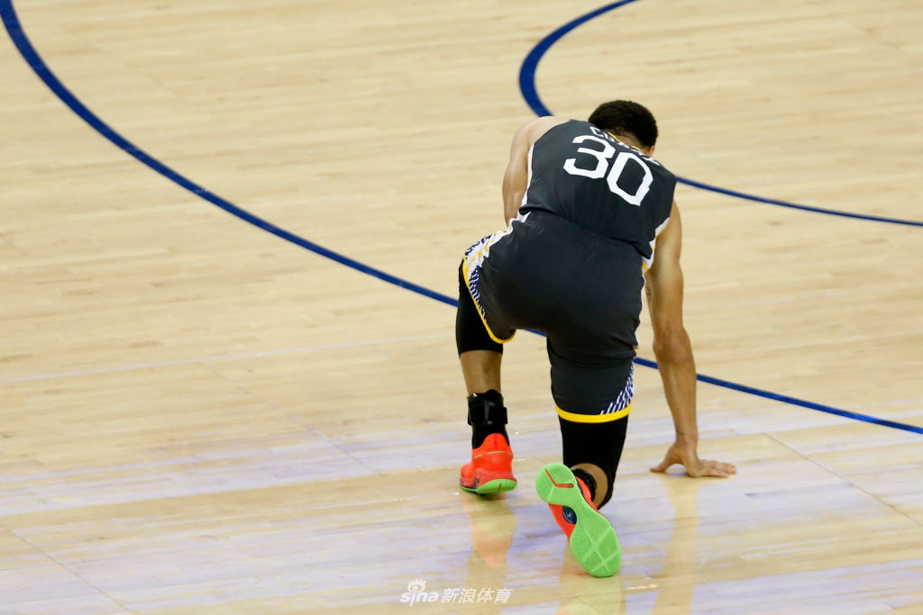 三连冠梦碎!苦涩!库里在自己主场目送对手夺冠