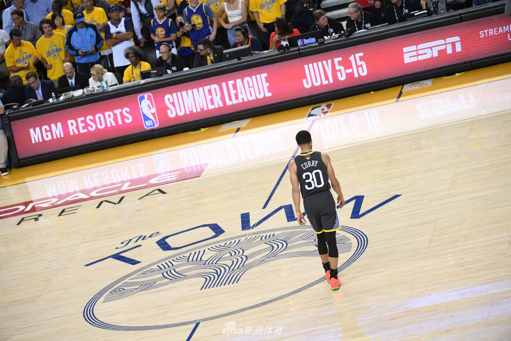 三连冠梦碎!苦涩!库里在自己主场目送对手夺冠