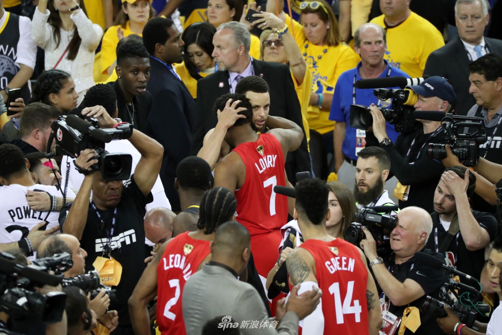 三连冠梦碎!苦涩!库里在自己主场目送对手夺冠