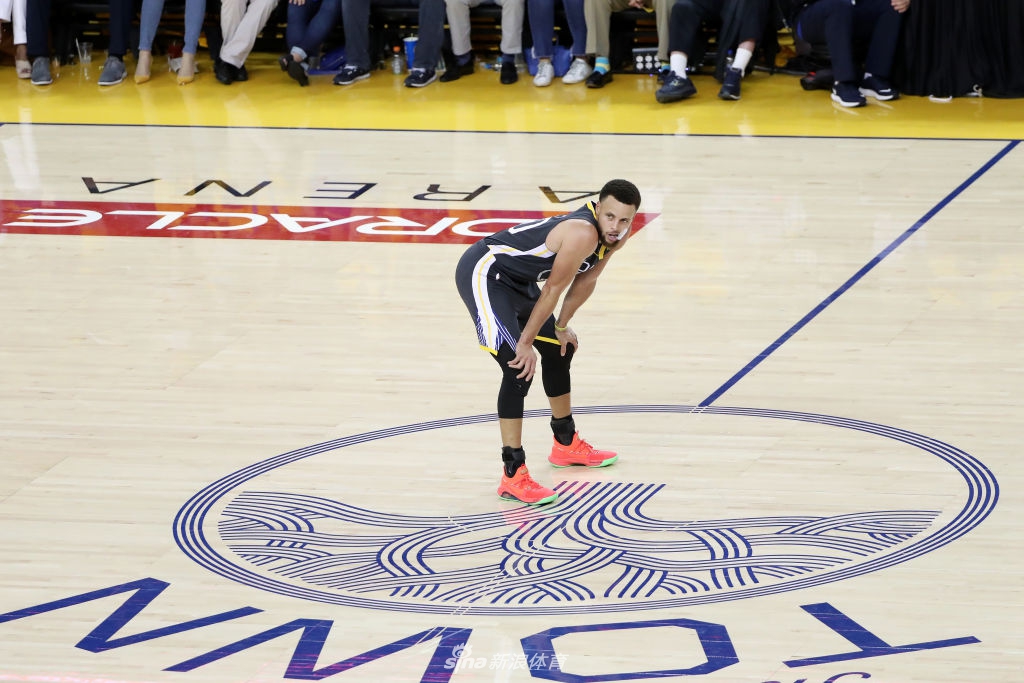 三连冠梦碎!苦涩!库里在自己主场目送对手夺冠
