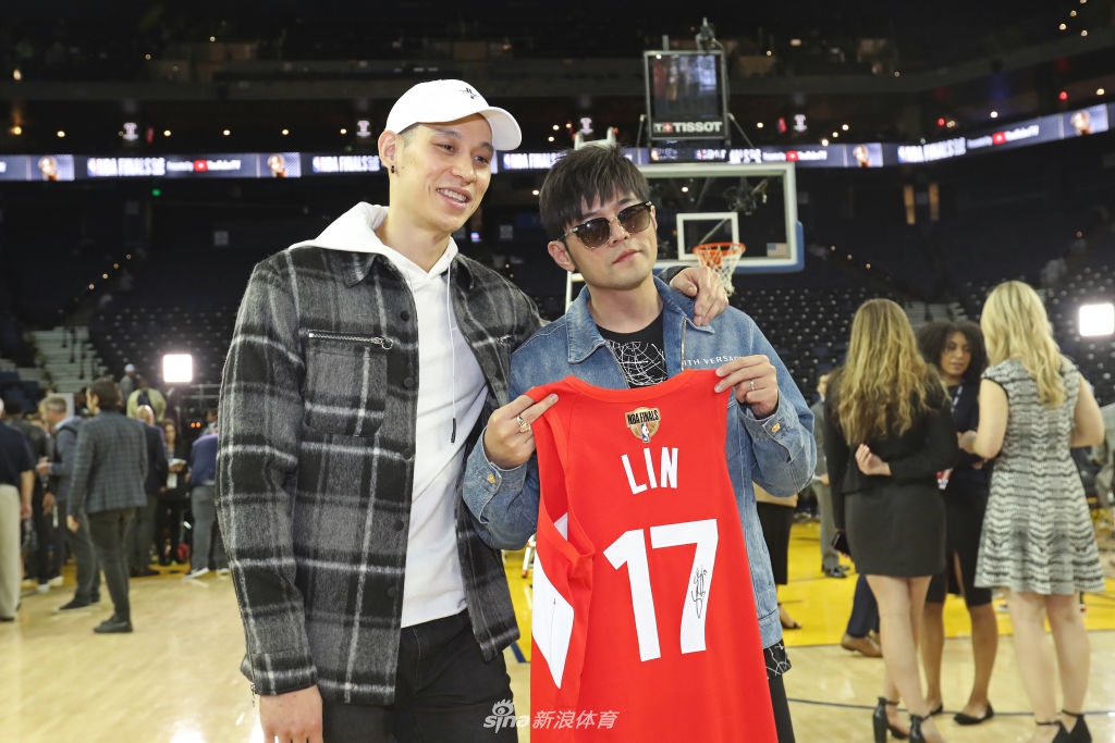 那个爱和NBA球星合影的男人!唱跳rap还不错喔