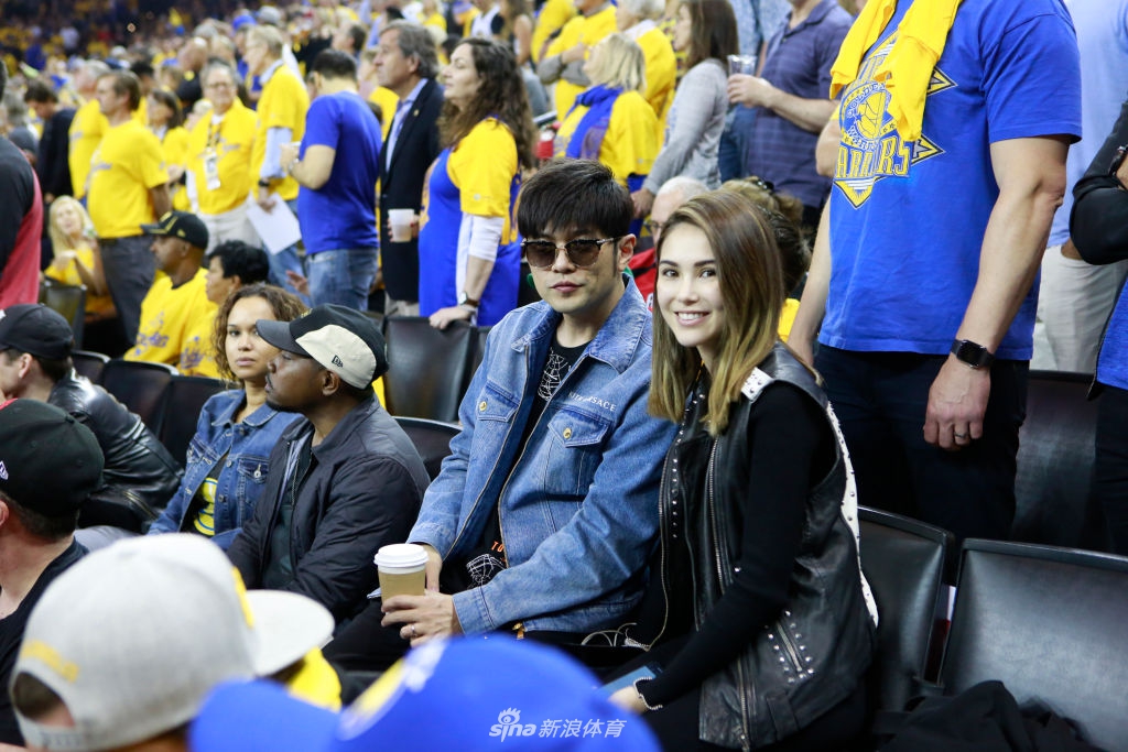 那个爱和NBA球星合影的男人!唱跳rap还不错喔