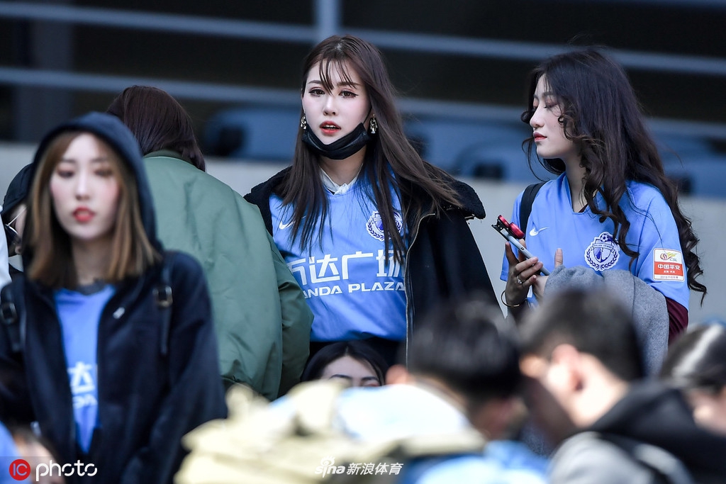 中超美女球迷图鉴 半程看台美色大赏