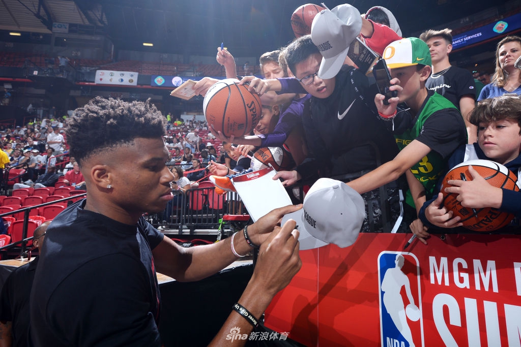 字母哥观战夏季联赛 希腊兄弟聚首