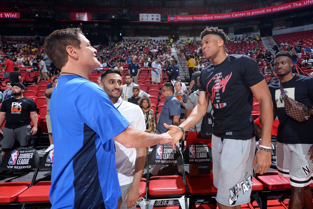 字母哥与独行侠老板库班寒暄