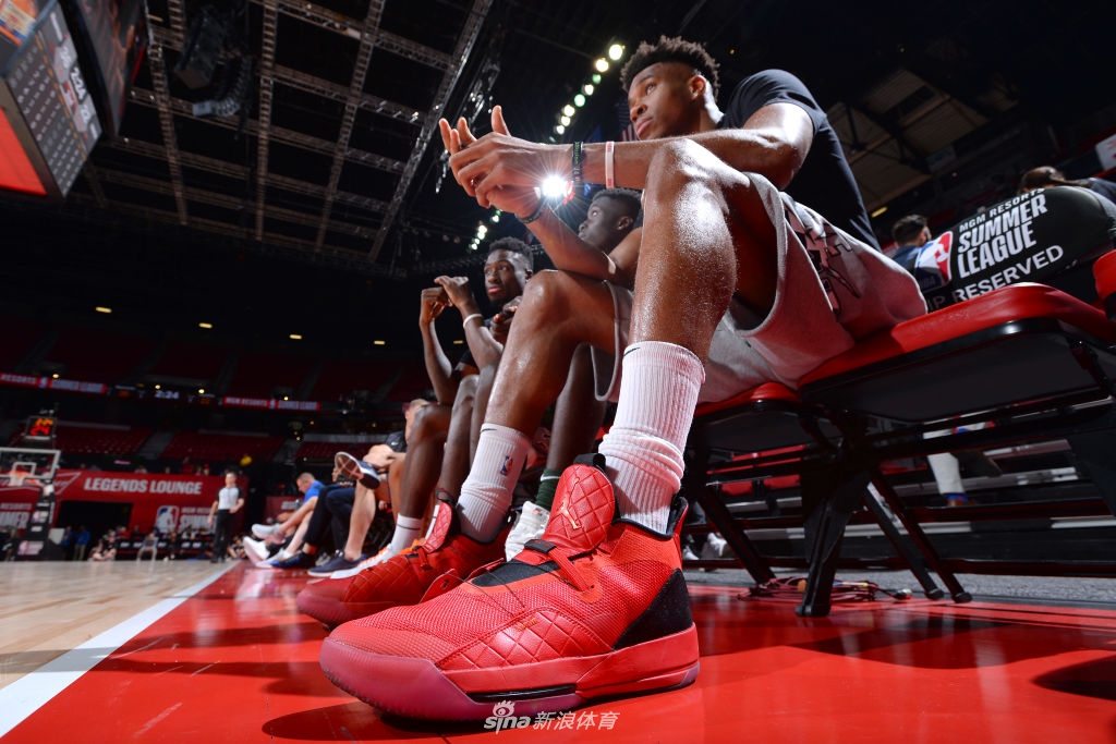 字母哥观战夏季联赛 希腊兄弟聚首