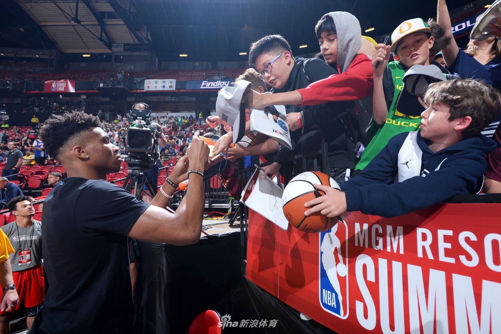 字母哥观战夏季联赛 希腊兄弟聚首