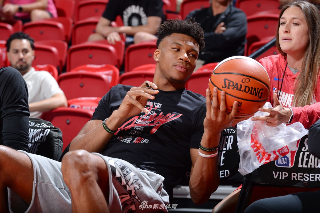 字母哥观战夏季联赛 希腊兄弟聚首