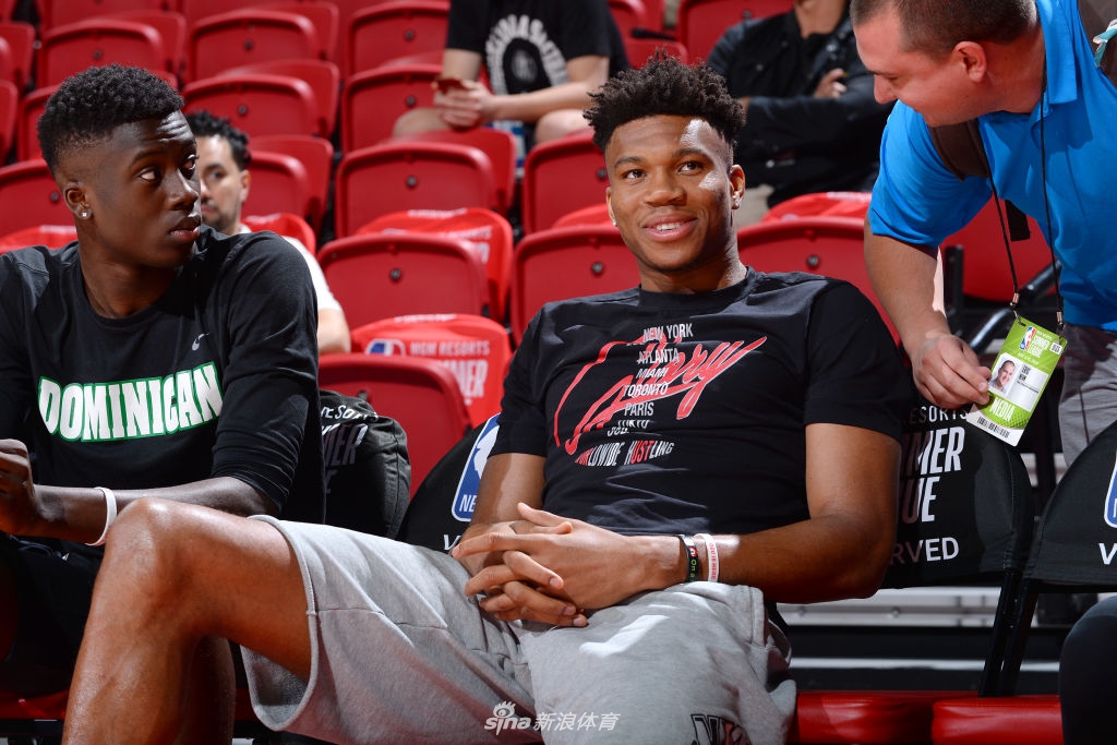 字母哥观战夏季联赛 希腊兄弟聚首