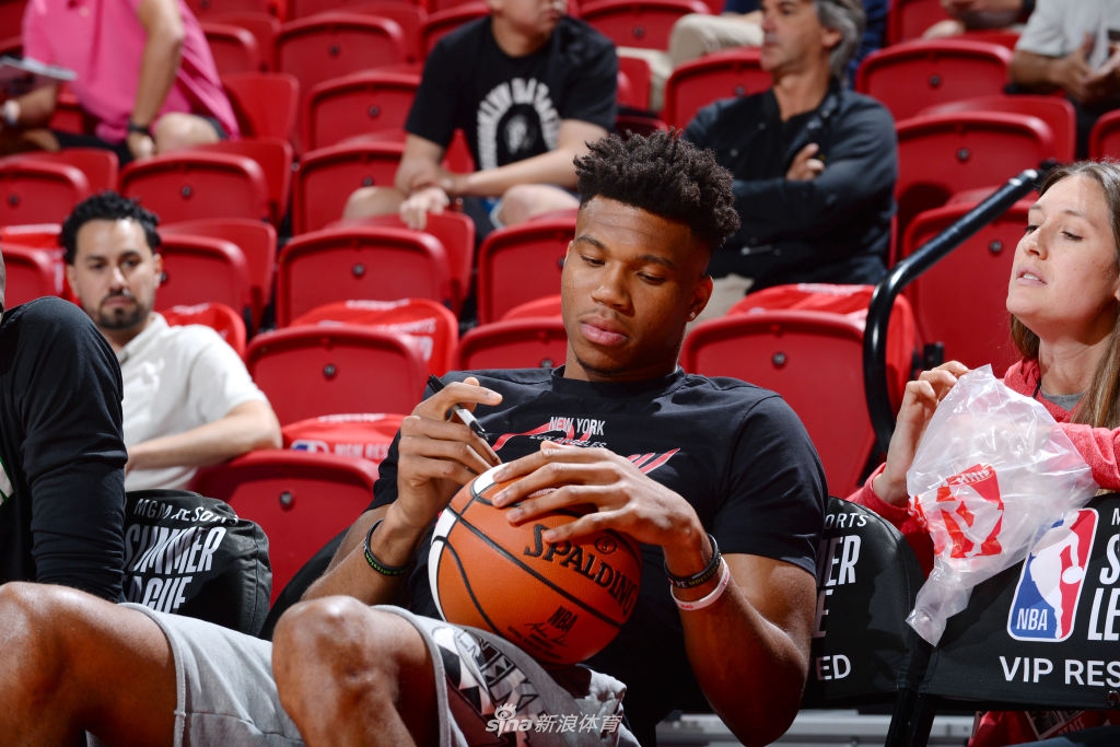 字母哥观战夏季联赛 希腊兄弟聚首