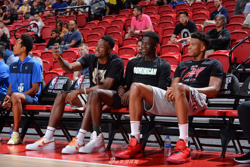 字母哥观战夏季联赛 希腊兄弟聚首