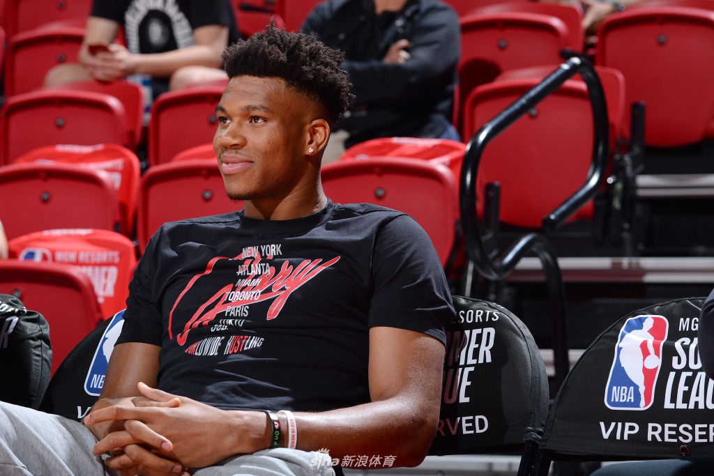 字母哥观战夏季联赛 希腊兄弟聚首