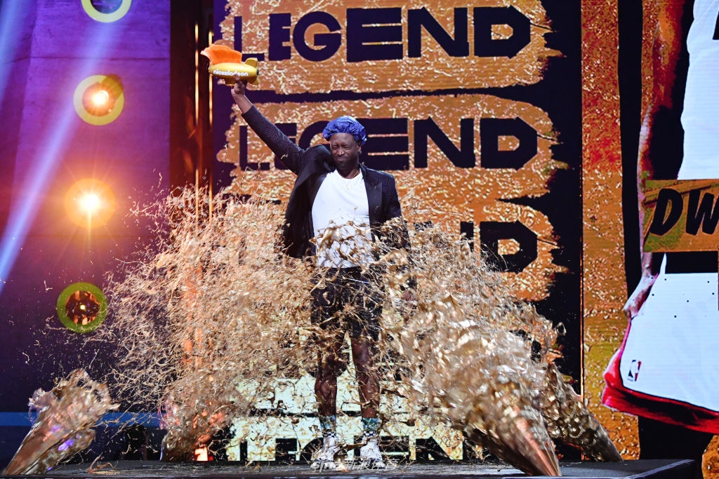 韦德获儿童运动选择奖传奇奖 秒变金人