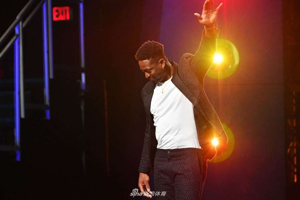 韦德获儿童运动选择奖传奇奖 秒变金人