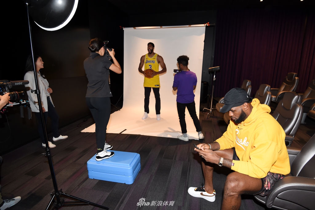 浓眉穿湖人3号拍摄球衣写真 詹姆斯一旁玩手机坐等
