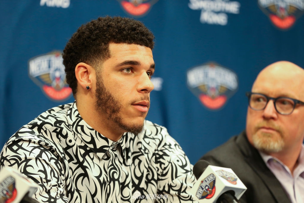 三少正式亮相鹈鹕 莺歌球哥拍摄球衣写真