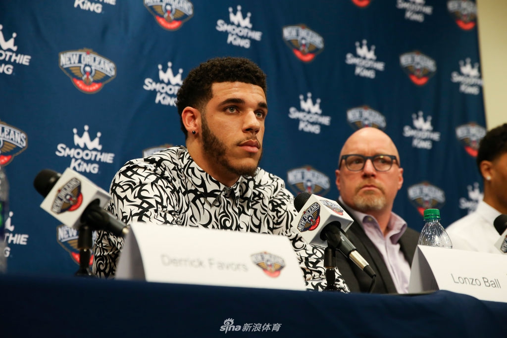 三少正式亮相鹈鹕 莺歌球哥拍摄球衣写真