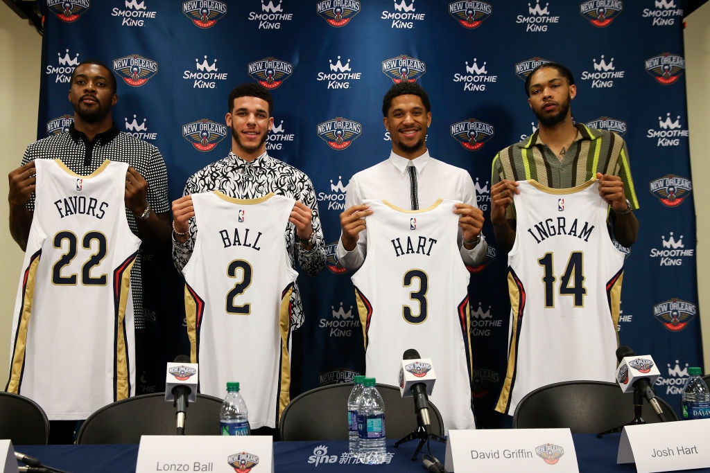 三少正式亮相鹈鹕 莺歌球哥拍摄球衣写真