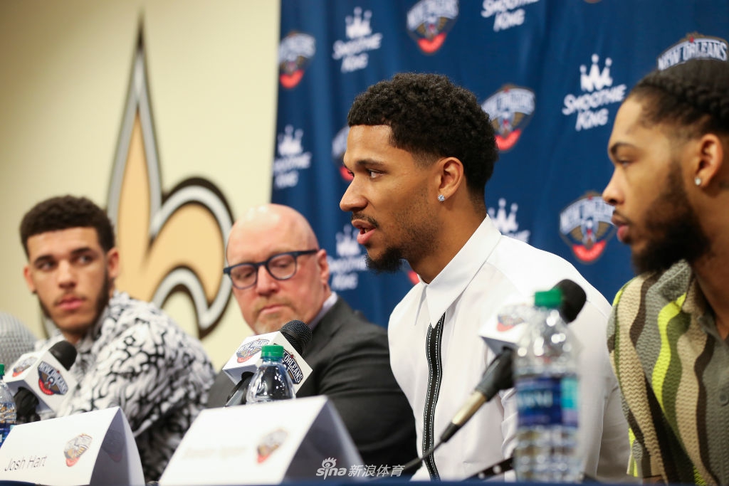 三少正式亮相鹈鹕 莺歌球哥拍摄球衣写真