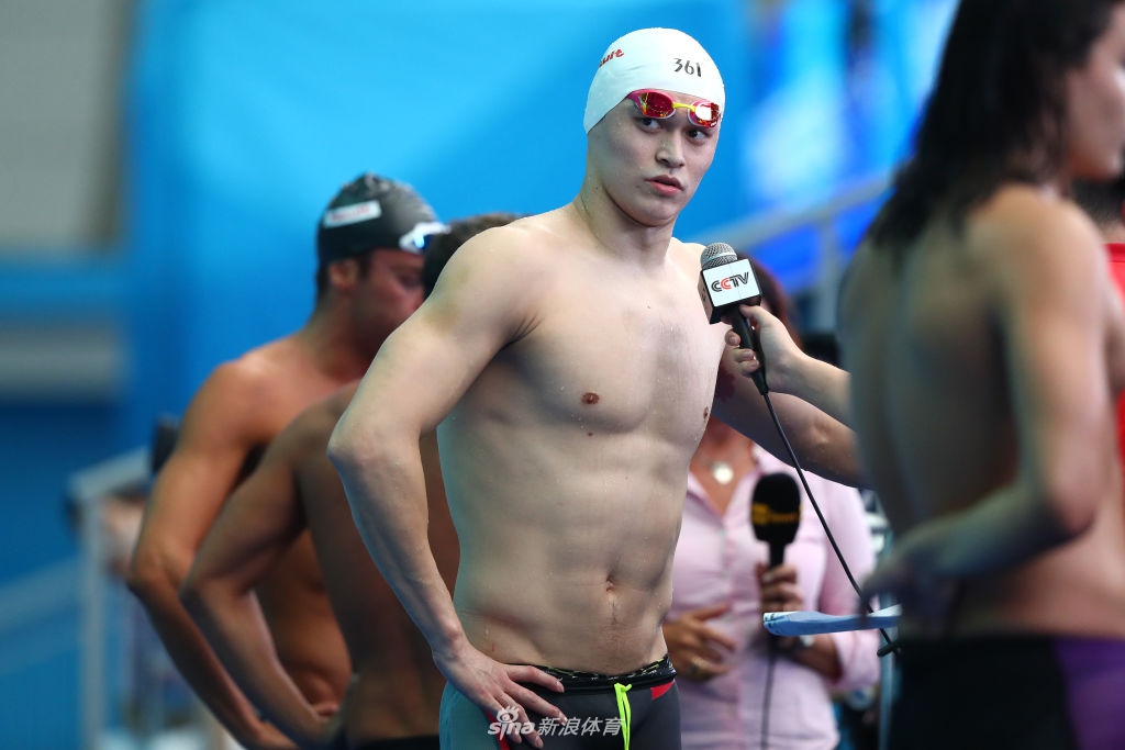 孙杨800自预赛与霍顿擦肩而过 一个晋级一个被淘汰