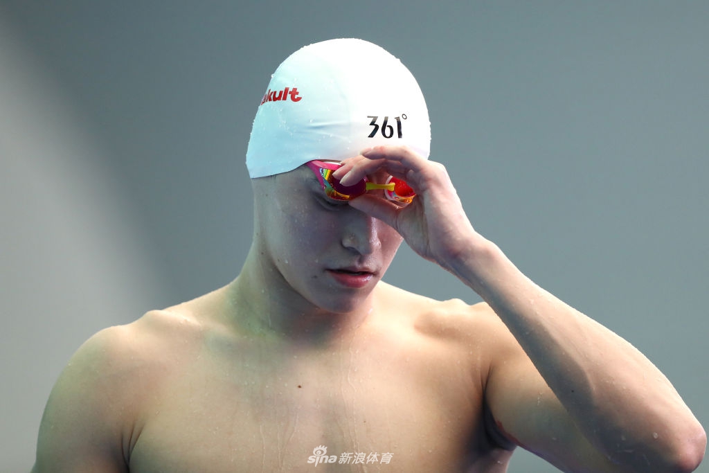 孙杨800自预赛与霍顿擦肩而过 一个晋级一个被淘汰