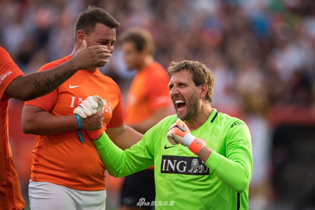 身高2米13的门将见过吗?诺天王变身绿茵场小飞机