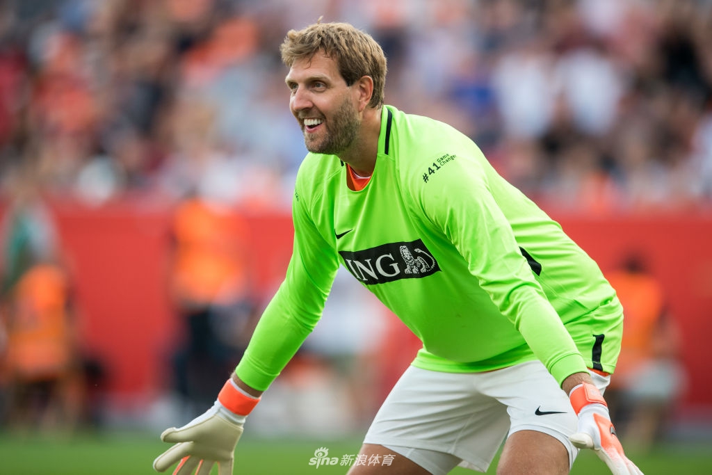 身高2米13的门将见过吗?诺天王变身绿茵场小飞机