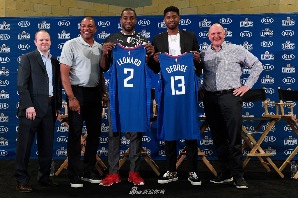 快船举行超巨欢迎发布会!卡哇伊泡椒露出灿烂笑容